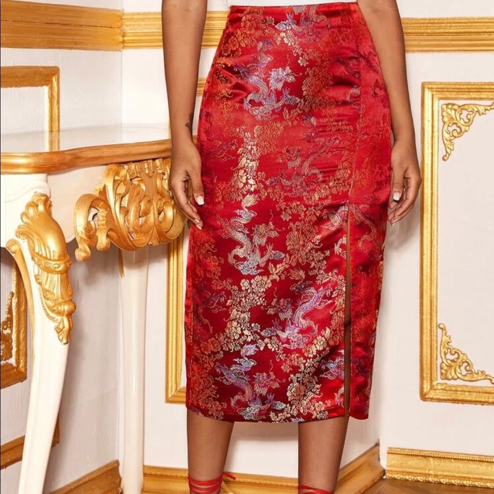 A red satin skirt with slit - Picture 1 of 5